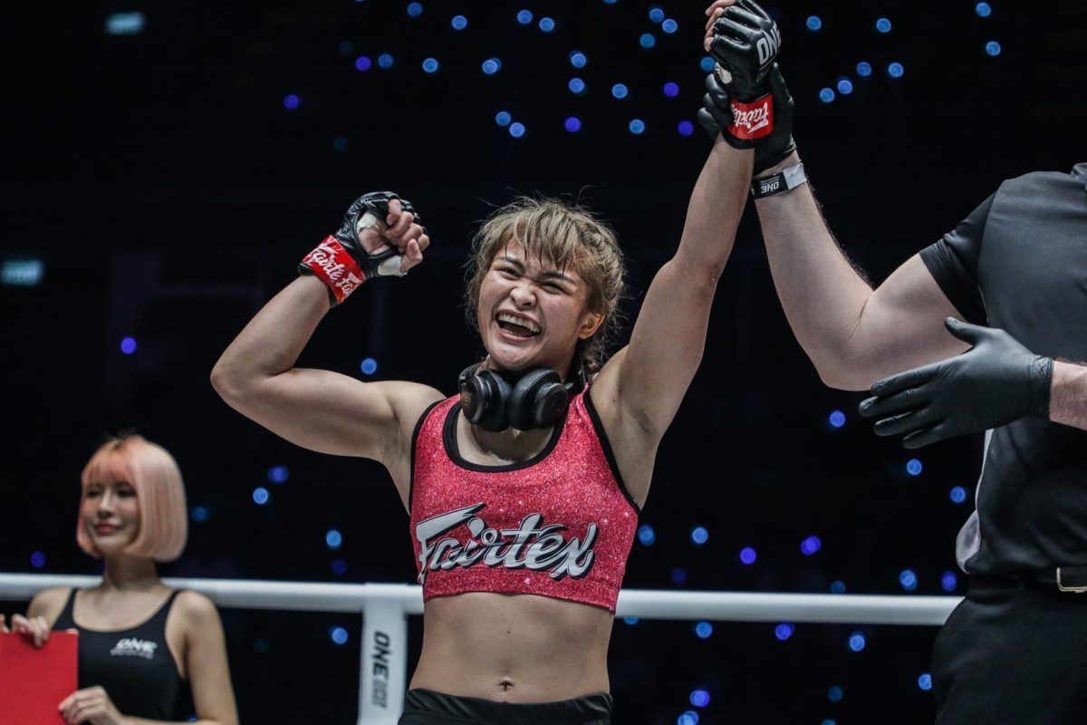 Stamp Fairtex celebrates her win against Puja Tomar in Bangkok