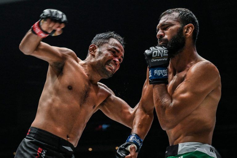 Dejdamrong Sor Amnuaysirichoke defeats Muhammad Imran at ONE EDGE OF GREATNESS