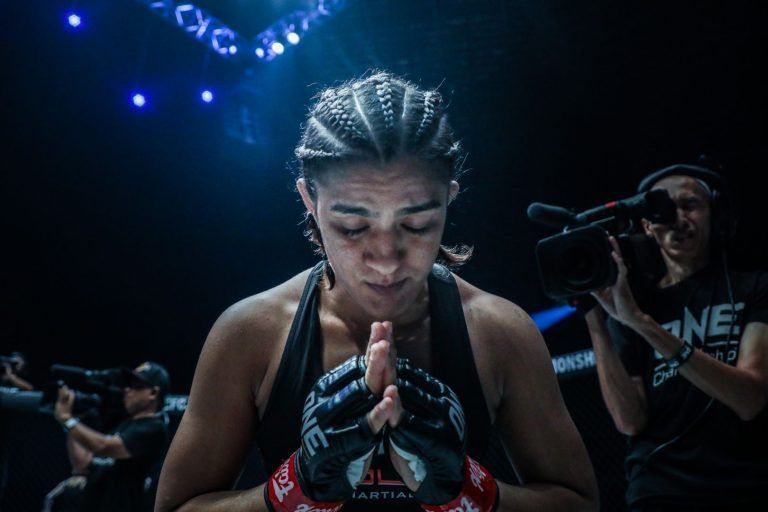 Indian martial artist Ritu Phogat prays before her upcoming bout