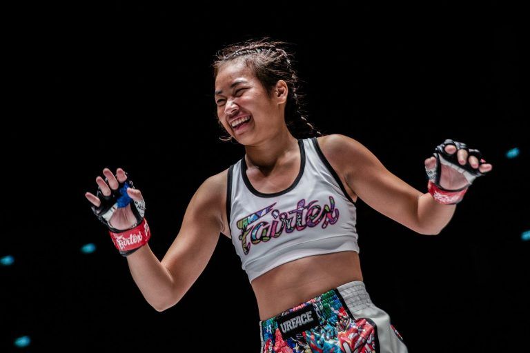 The smiling Wondergirl Fairtex