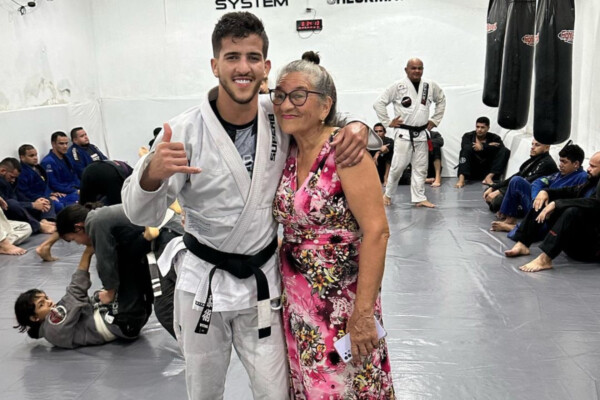 MatheusGabriel Grandma Pose 1200X800 600x400