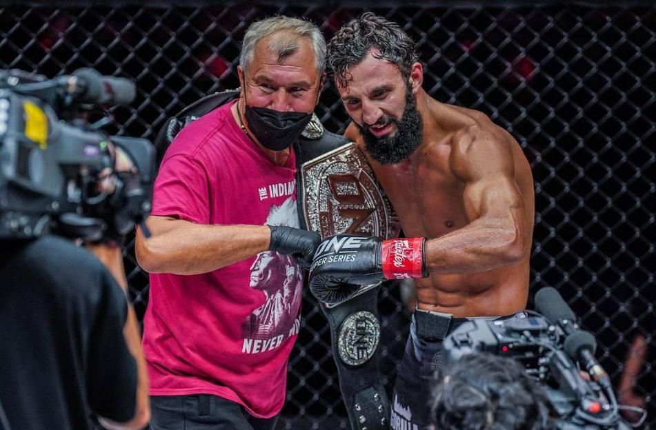 钦吉兹·阿拉佐夫和他的教练安