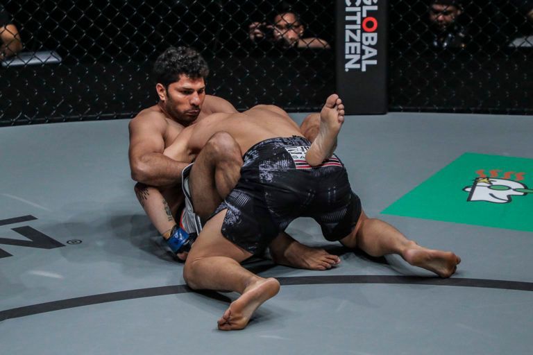 Rajinder Singh Meena applying submission move
