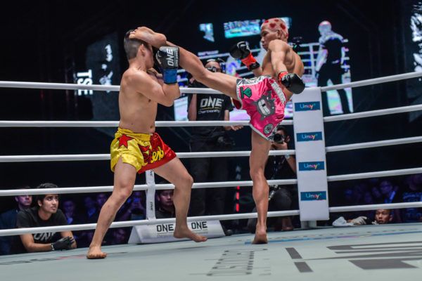 Petchdam Petchyindee Academy lands a head kick