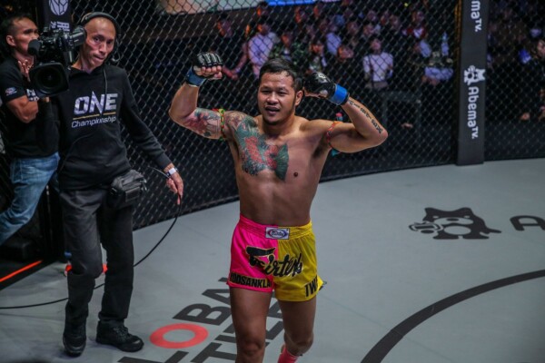 Yodsanklai posing after winning the bout