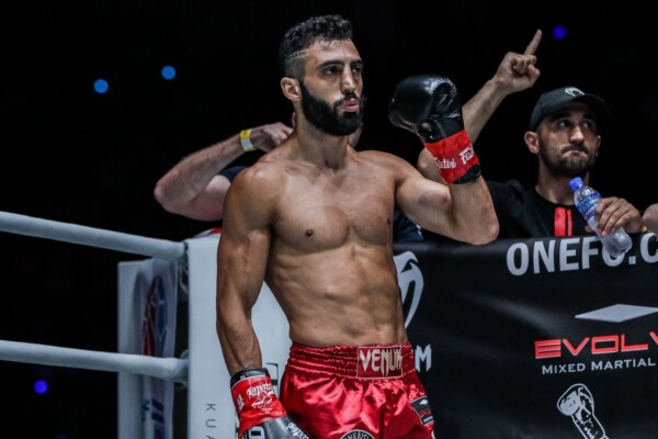 जियोर्जियो पेट्रोसियन ने अपने पिता की सहायता से पाई सभी सफलता Giogio Petrosyan defeats Petchmorakot Petchyindee Academy via unanimous decision at ONE: MASTERS OF DESTINY