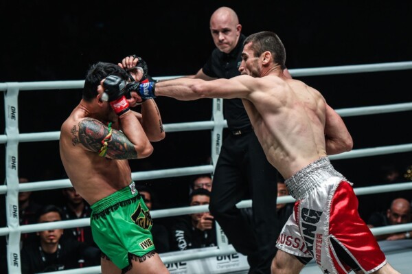 Jamal Yusupov defeats Yodsanklai at ONE AGE OF DRAGONS