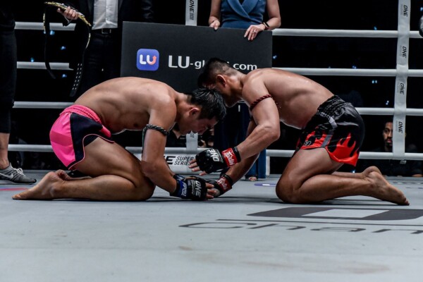 Nong-O Gaiyanghadao and Saemapetch Fairtex show respect after the bell