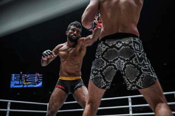 Rahul Raju punches Cheema from the corner angle