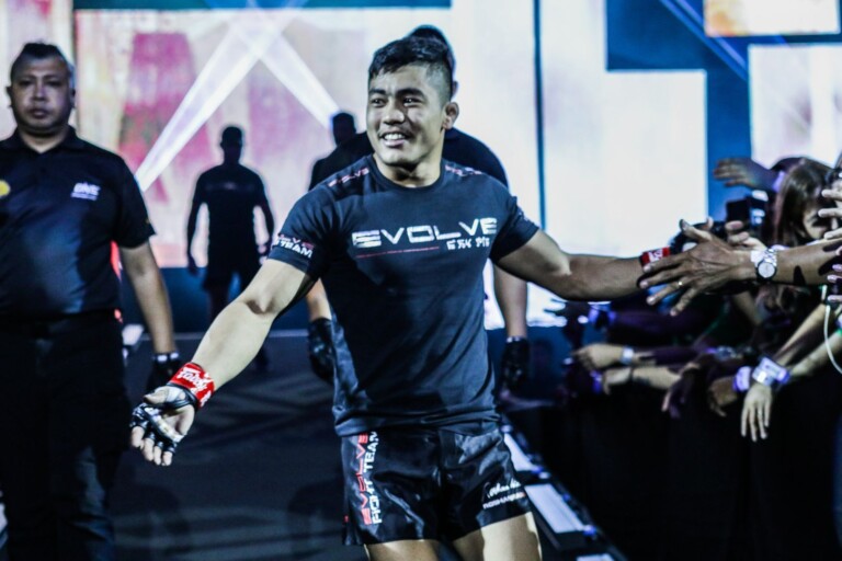 Roshan Mainam enters the Mall Of Asia Arena in Manila, Philippines