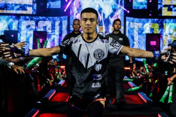 Pongsiri Mitsatit enters the Mall Of Asia Arena