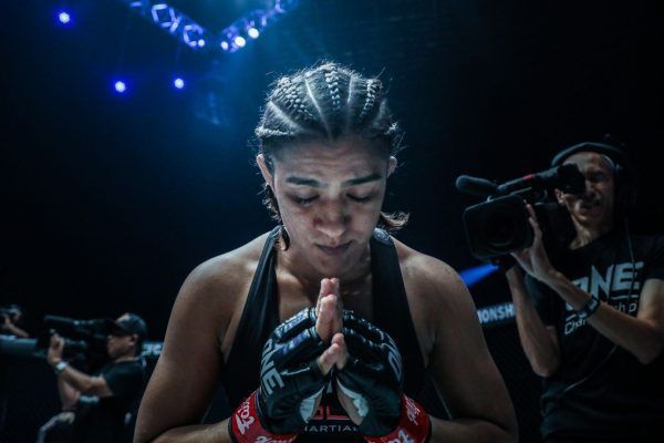 Indian martial artist Ritu Phogat prays before her upcoming bout