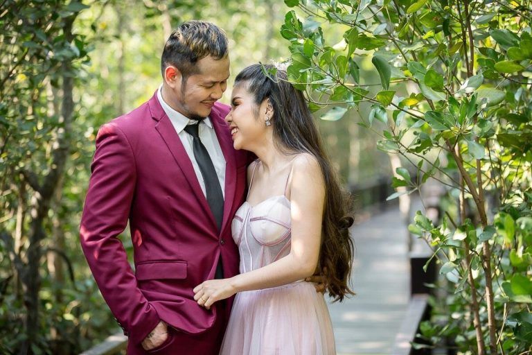 Muay Thai legend Yodsanklai IWE Fairtex and his fiancee's photo shoot
