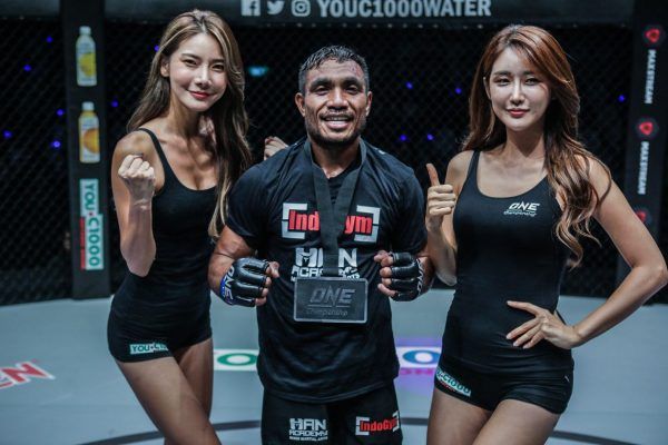Indonesian mixed martial artist Abro Fernandes wears the winner's medal