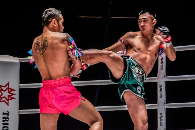 Petchmorakot Petchyindee Academy lands his right roundhouse kick