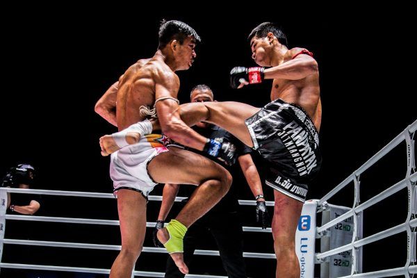 Superlek Kiatmoo9 catches Panpayak Jitmuangnon's leg
