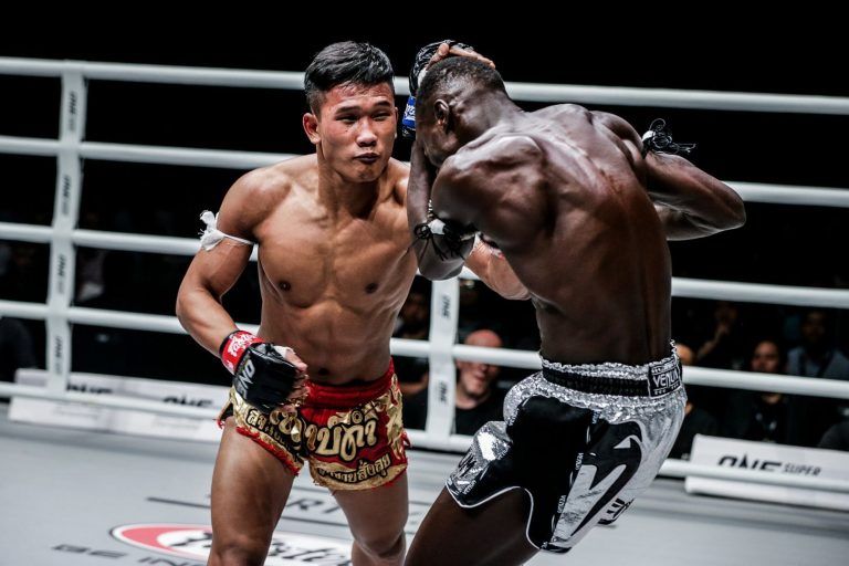 Muay Thai fighter Kulabdam Sor Jor. Piek Uthai beats Bobo Sacko