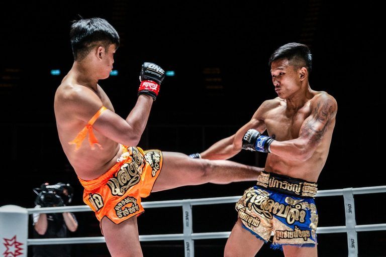 Sangmanee lands a kick on Kulabdam