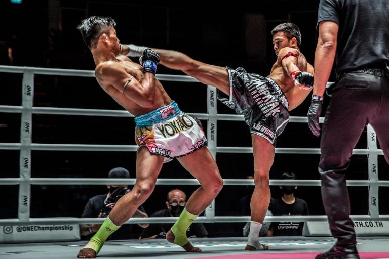 Panpayak Jitmuangnon throws a high kick
