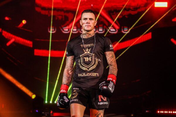 Nieky Holzken Elliot Compton ONE BIG BANG II 1920X1280 12 600x400