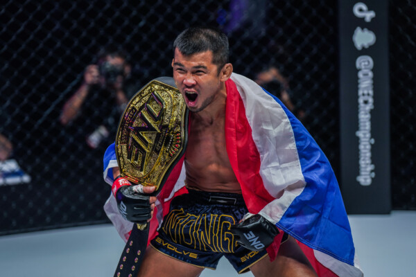 Nong-O Gaiyanghadao roars after winning the bout