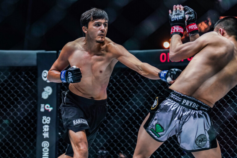 Alaverdi Ramazanov throws a punch on his opponent