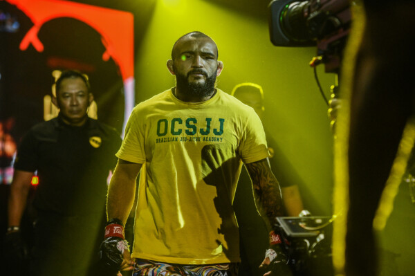 John Lineker makes his way to the circle