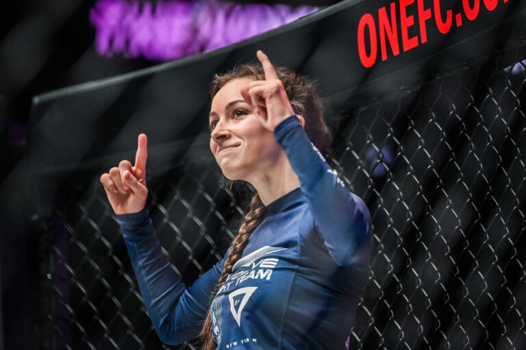 Danielle Kelly in the Circle against Mariia Molchanova