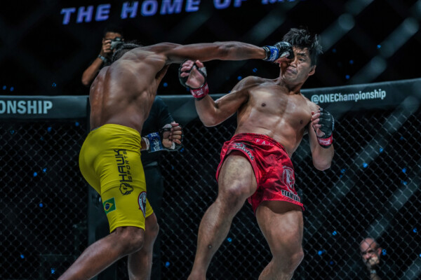 Edson Marques throws a right hand on Eduard Folayang ONE Fight Night 5