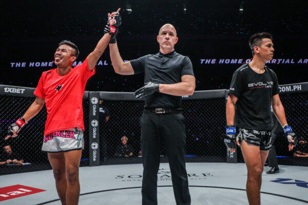 Superlek Kiatmoo9 declared winner against Panpayak Jitmuangnon at ONE 164