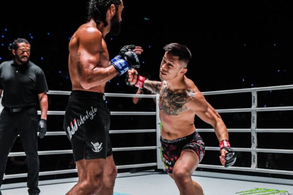 Martin Nguyen throws a overhand right on Leonardo Casotti