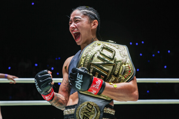 Allycia Hellen Rodrigues celebrates his title victory