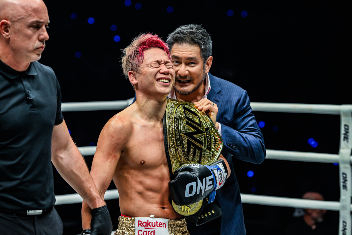 Chatri Sityodtong places the ONE Interim Flyweight Kickboxing World Champion belt on Takeru Segawa’s shoulders at ONE SAMURAI 1.
