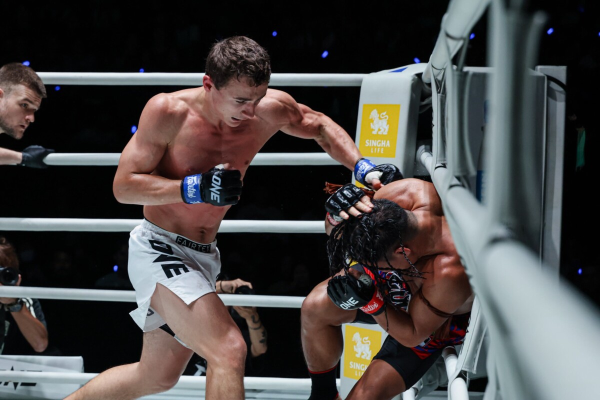 Rustam Yunusov sends Suriyanlek Por Yenying crashing to the canvas at The Inner Circle 34.