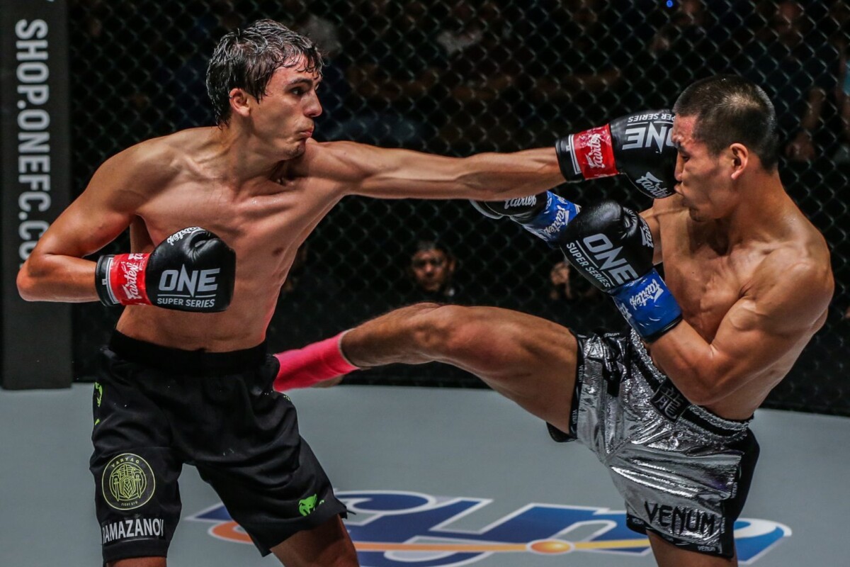 Russian striking ace Alaverdi Ramazanov exchanges shots with Chinese athlete Zhang Chenglong