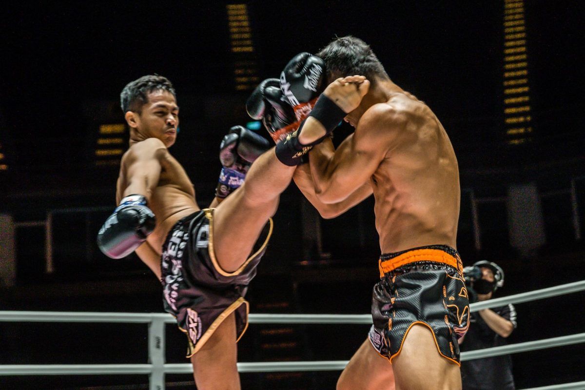 Superbon whips a head kick at Sitthichai