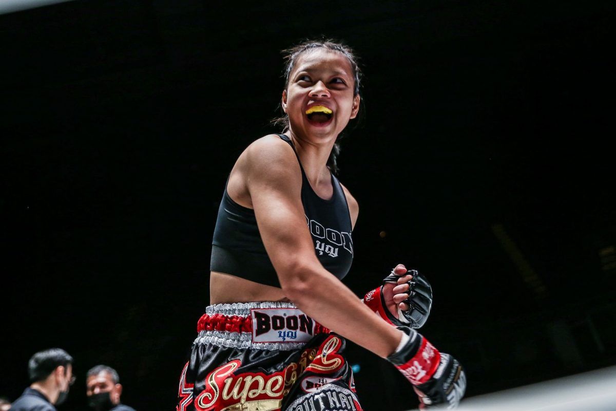 A very happy Supergirl Jaronsak Muaythai, who wins her debut
