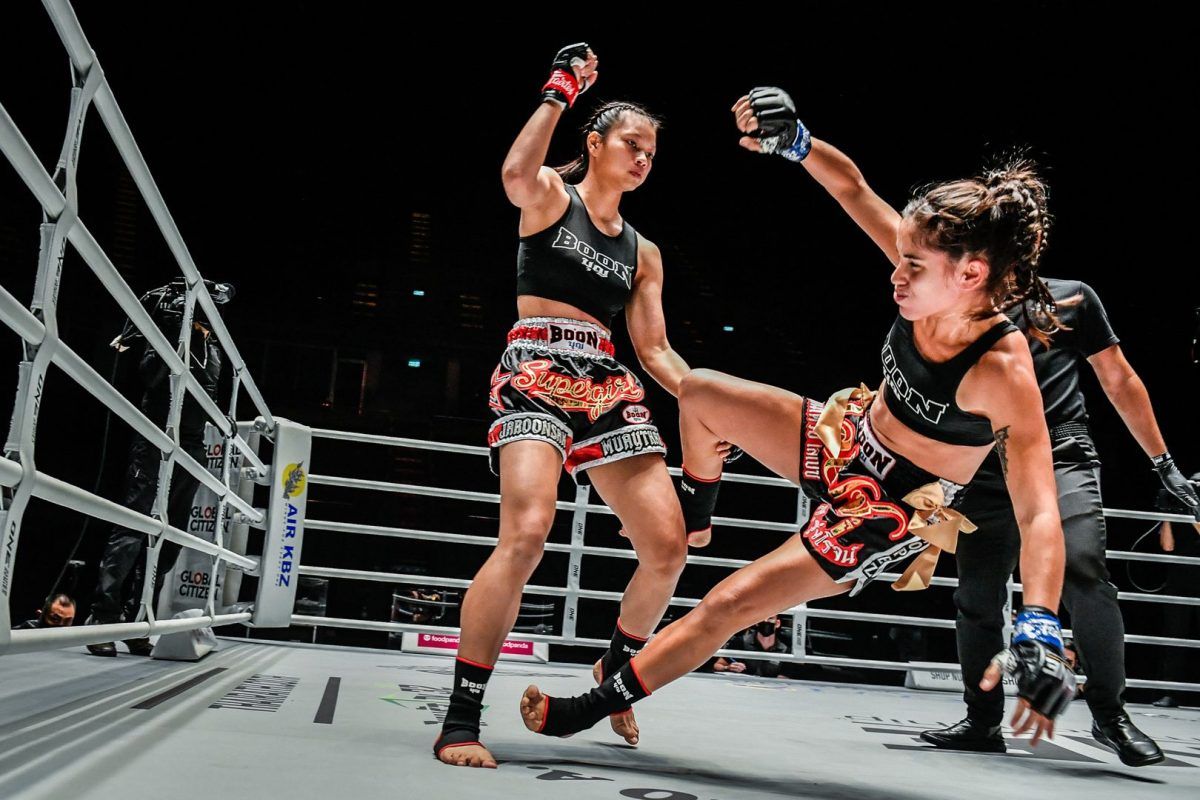 Thai star Supergirl Jaroonsak Muaythai knocks down Milagros Lopez