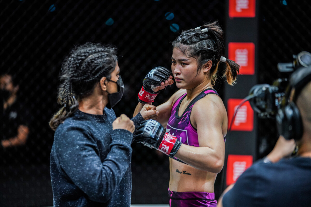 Stamp and Ritu Phogat square-off inside the Circle at ONE: NEXTGEN.