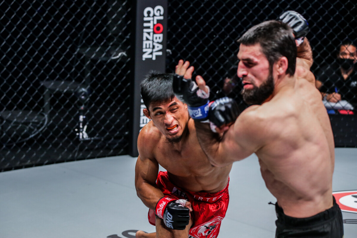 Filipino MMA fighter Stephen Loman knocks out Yusup Saadulaev