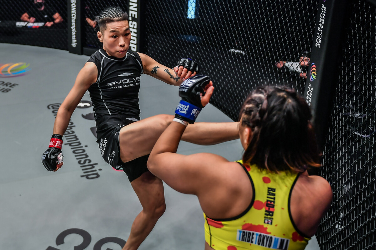 Xiong Jing Nan kicks Ayaka Miura