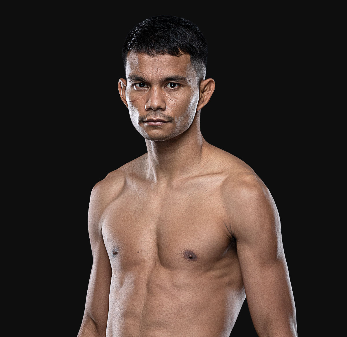 Sakchainoi_M_U_Den hero 1200x1165 1