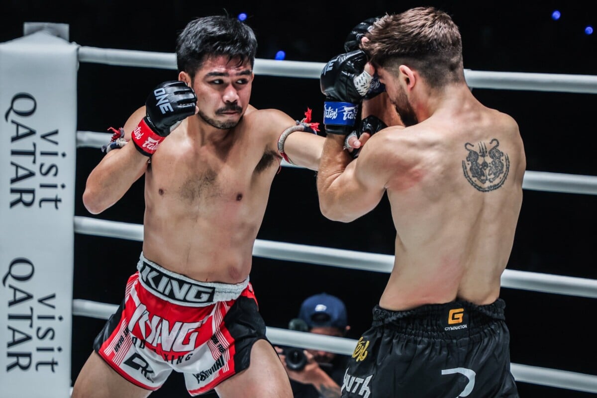 براجانشاي بونغسوفان بك مسدّداً لكمة إلى إليس بدر باربوزا خلال نزالهما في عرض ONE Fight Night 28.