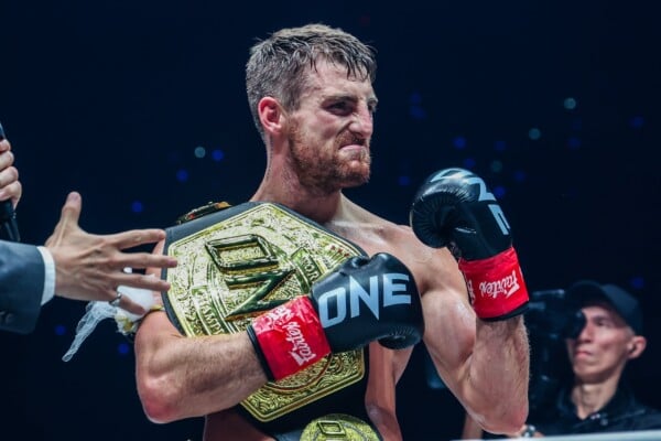 جوناثان هاغرتي محتفلاً بفوزه بلقب العالم ضد يوكي يوزا في عرض ONE SAMURAI 1.