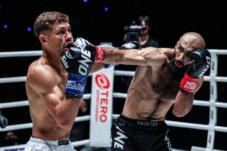 ماموكا أوسوبيان موجّهاً ضربة يمنى حادة إلى إنزو خرطوم عرض في ONE Friday Fights 158.