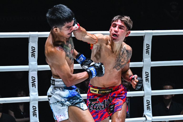 خافيير غونزاليز يوجّه لكمة إلى شاتانان سور جور جويبراجين في ONE Friday Fights 159.
