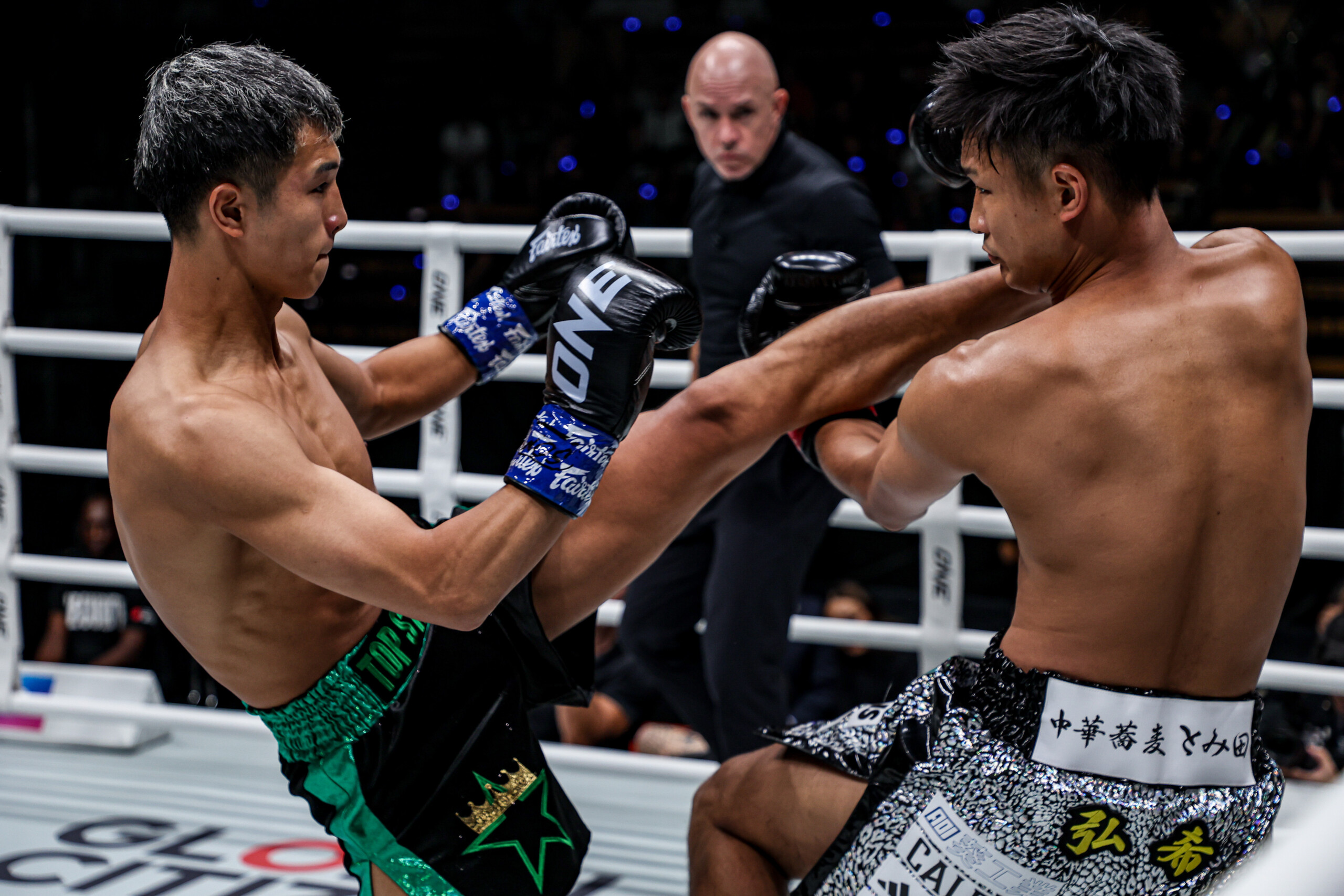 Ryuto Shiokawa delivers high kick against Hiroki Kasahara aريوتو شيوكاوا مسدّداً ركلة عالية ضد هيروكي كاساهارا في عرض ONE SAMURAI 2 t ONE SAMURAI 2