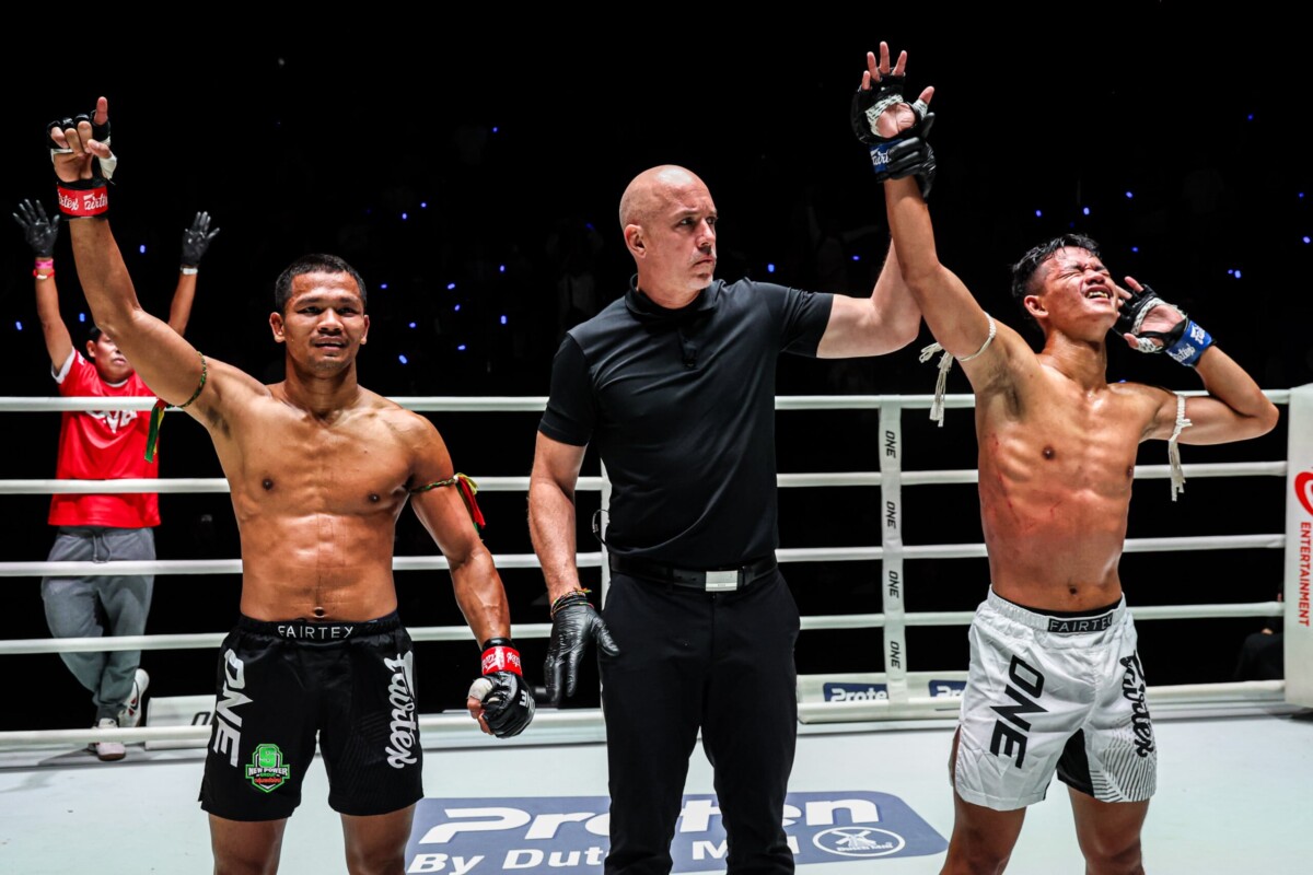 سونفو رافعاً يد النصر بعد فوزه على خونبونوي خلال عرض ONE Friday Fights 169.