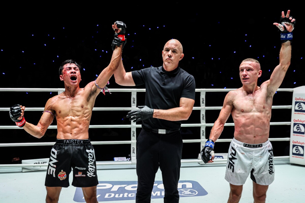 باياكروت محتفلاً بالفوز أمام أندري ميزنتسيف خلال عرض ONE Friday Fights 173.