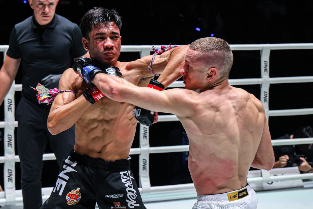 باياكروت يرد بضربة يسرى بالمرفق على أندري ميزنتسيف خلال عرض ONE Friday Fights 173.